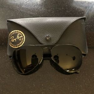 Black Ray-Ban polarized aviator sun glasses